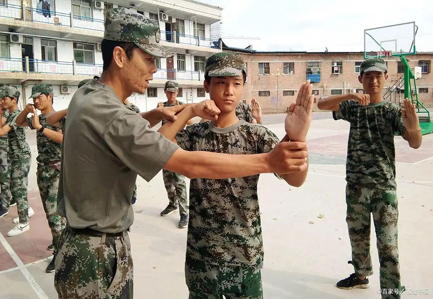 <"叛逆"