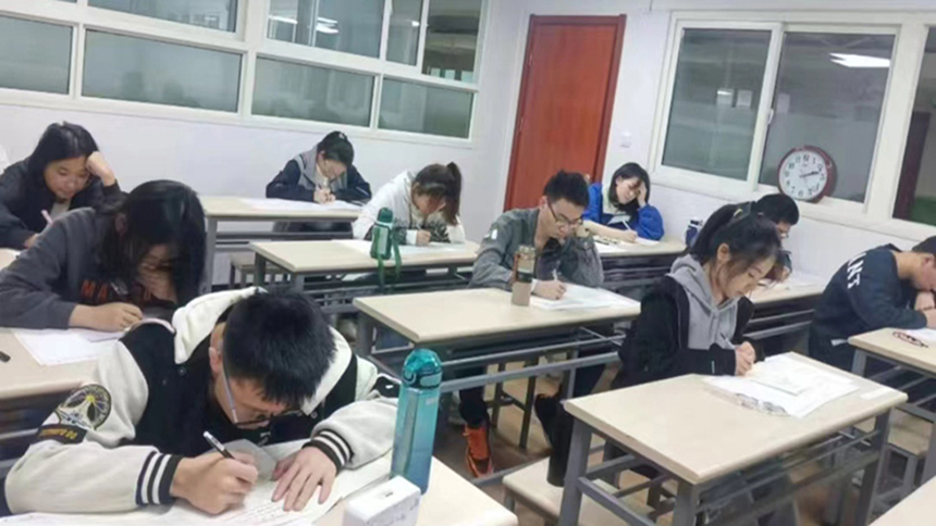 <"叛逆"