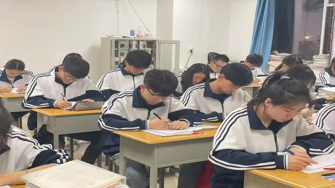 <"叛逆"